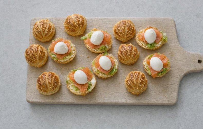Salmon Puff Pastry Shells, step 8: shells filled with mayonnaise, salad leaves, smoked salmon and a mozzarella ball