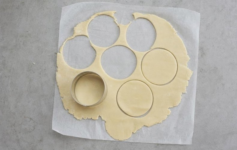 Savory Leek and Salmon Tartlets, step 2: discs of pâte brisée cut out with a round cutter