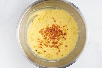 Filling the pandorini molds with the batter