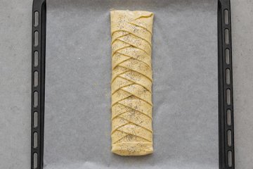 Savory Radicchio, Gorgonzola and Pear Strudel, step 3: crossing the pastry strips over the filling