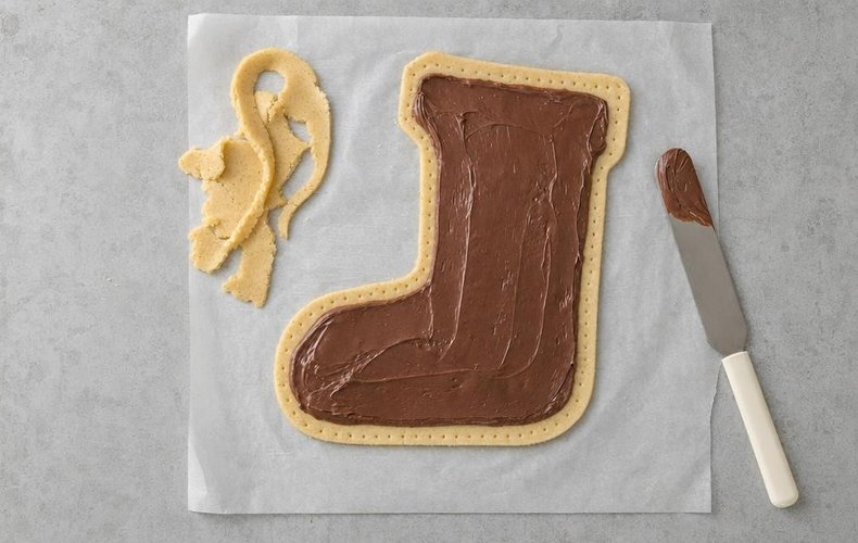 Shortcrust Pastry Befana Stocking, step 4: Nutella spread over the shortcrust stocking, leaving a border