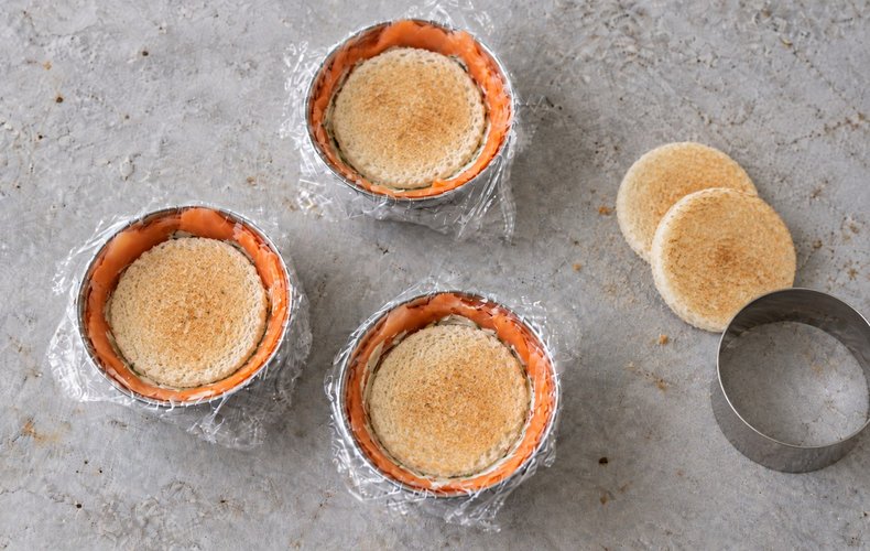 Closing each dome with a disc of toasted sandwich bread