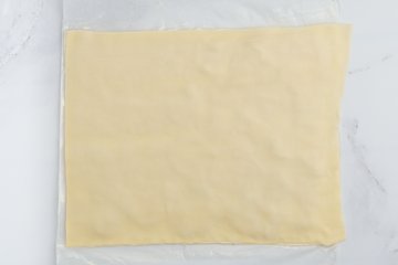 Covering with the second sheet of puff pastry