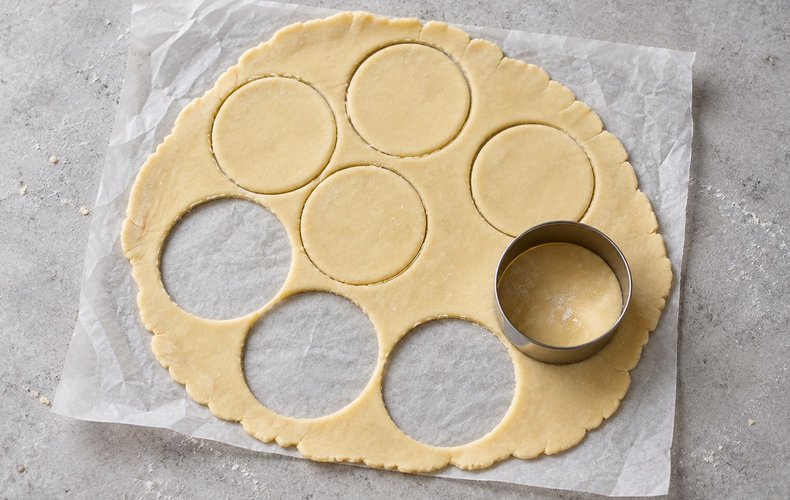 Cutting disks of pâte brisée with a round cutter