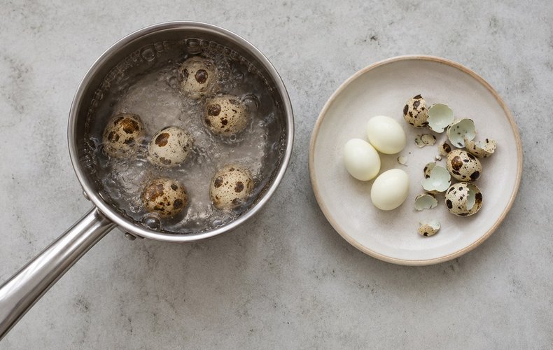 Boiled and peeled quail eggs
