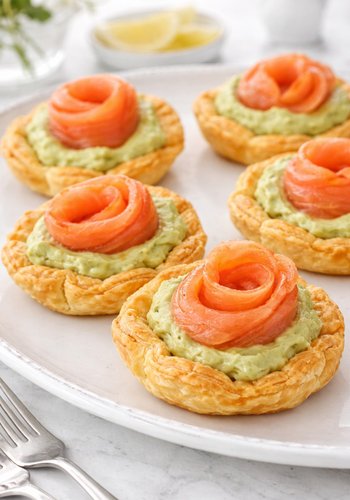 Recipe Puff Pastry Cups with Smoked Salmon Roses