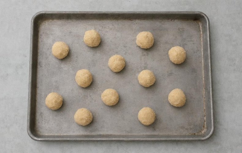 Snickerdoodle Cookies, step 5: balls of dough of about 25 grams on a tray
