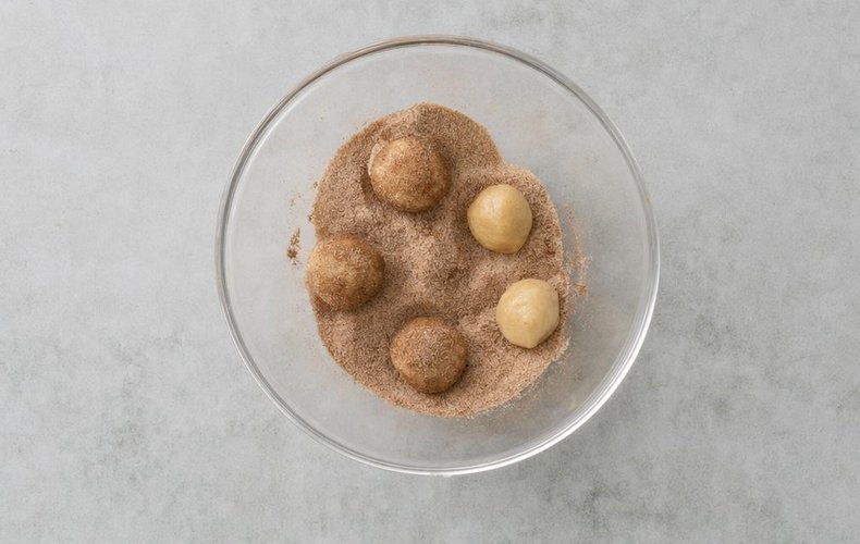 Snickerdoodle Cookies, step 6: the balls of dough rolled in cinnamon sugar