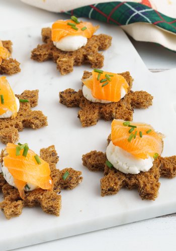 Recipe Snowflake Crostini with Salmon and Goat Cheese
