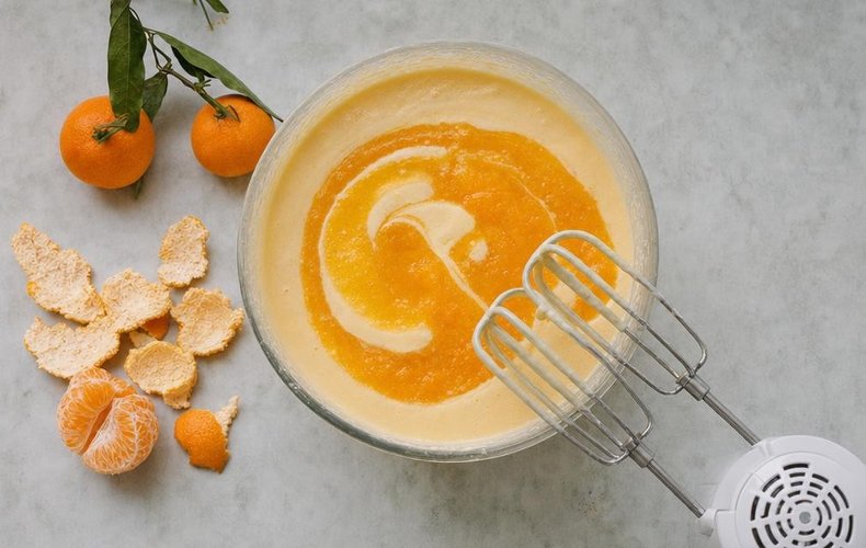 Soft Mandarin Ciambellone, step 3: flour, baking powder and mandarin purée added to the batter