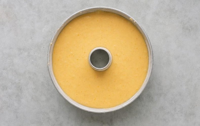 Soft Mandarin Ciambellone, step 4: the cake in a ring pan