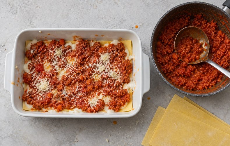 Making soy ragù lasagna, step 4