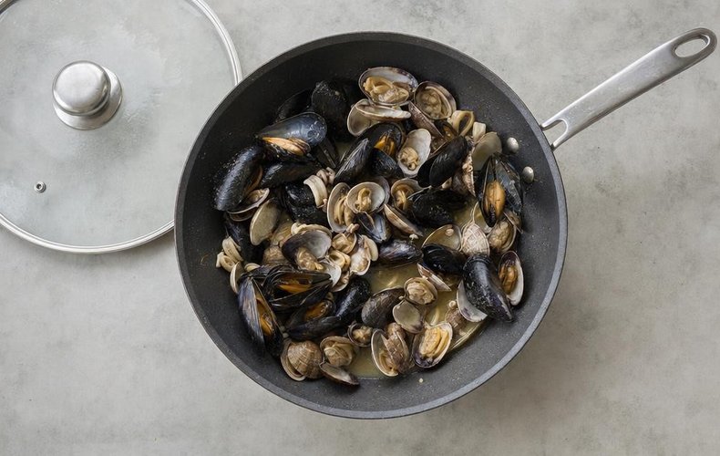 Spaghetti allo Scoglio, step 1: cleaning and opening the mussels and clams