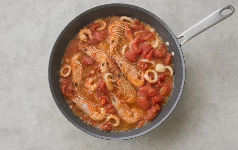 Spaghetti allo Scoglio, step 3: langoustines and shrimp in the tomato sauce