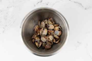 Spaghetti with Clams and Cherry Tomatoes, preparation 3: opened clams in the pan