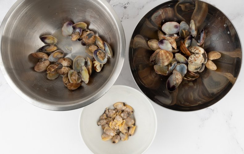 Spaghetti with Clams and Cherry Tomatoes, preparation 5: shelling most of the clams