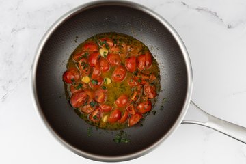Spaghetti with Clams and Cherry Tomatoes, preparation 7: spaghetti tossed in the pan with the tomato sauce