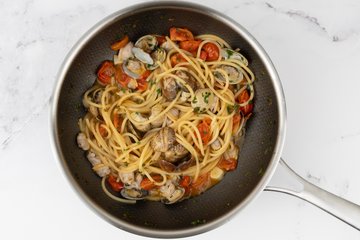 Spaghetti with Clams and Cherry Tomatoes, preparation 9: spaghetti with clams ready to serve