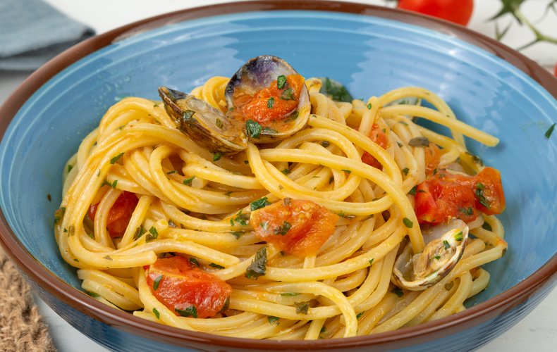 Plate of spaghetti with clams and cherry tomatoes