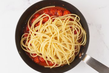 Making spaghetti with langoustines, step 12