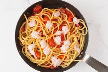 Making spaghetti with langoustines, step 14