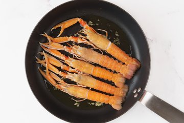 Making spaghetti with langoustines, step 6