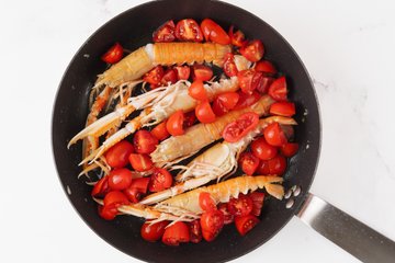 Making spaghetti with langoustines, step 7