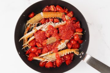 Making spaghetti with langoustines, step 8