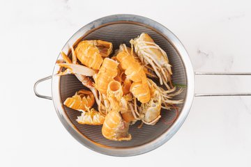 Making spaghetti with langoustines, step 9