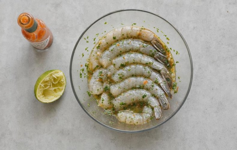 Spicy Shrimp Skewers, step 2: shrimp marinating with lemon juice, parsley and Tabasco
