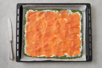Spinach and Salmon Roll, step 3: the frittata spread with cream cheese and covered with salmon