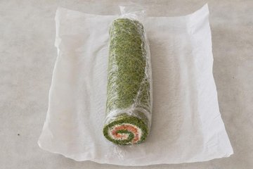 Spinach and Salmon Roll, step 3: the frittata rolled up from the long side