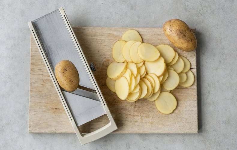Spinach and Ricotta Savory Pie with Potato Crust, step 1: slicing the potatoes with a mandoline