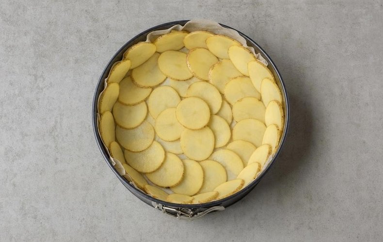 Spinach and Ricotta Savory Pie with Potato Crust, step 3: potato slices lining the base and sides of the pan