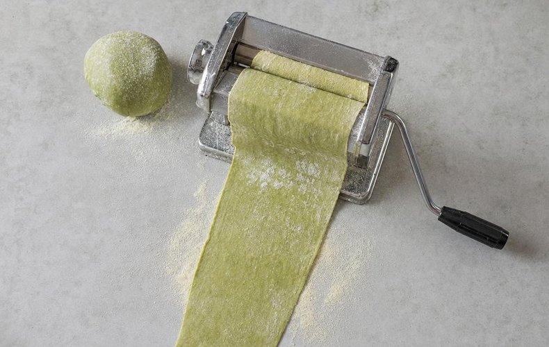 Spinach Tagliatelle with Shrimp, step 4: rolling out the green dough with a pasta machine