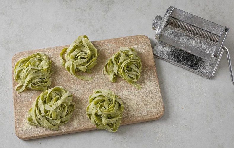 Spinach Tagliatelle with Shrimp, step 5: cutting the dough into tagliatelle