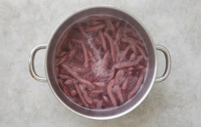 Strozzapreti with red wine and sausage, step 1: cooking the pasta in water and wine