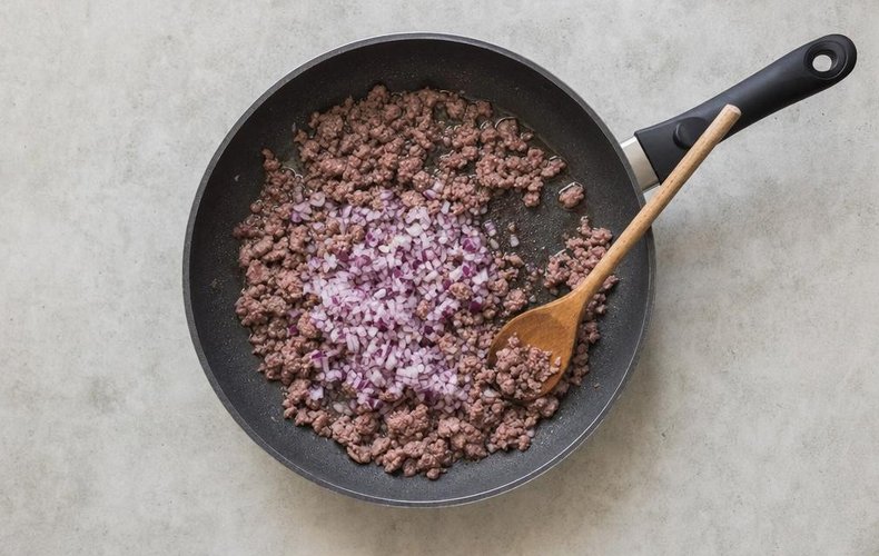 Strozzapreti with red wine and sausage, step 2: browning the sausage with the onion