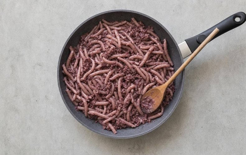 Strozzapreti with red wine and sausage, step 4: tossing the pasta in the sauce
