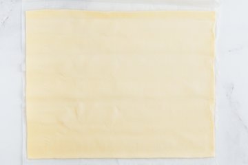 Cutting stars from the puff pastry with a star cutter