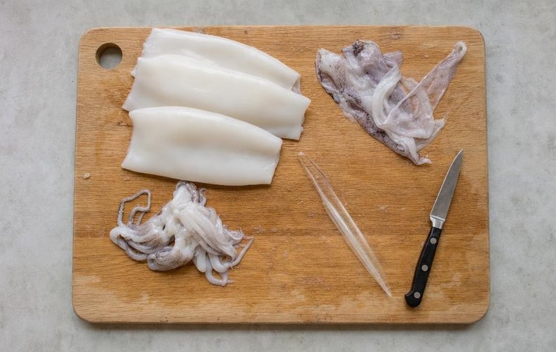 Stuffed squid, step 1: cleaning the squid