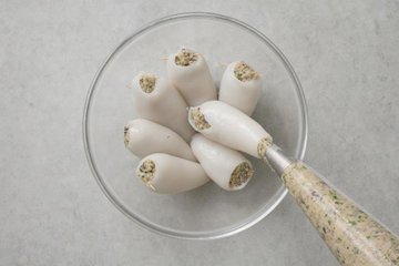 Stuffed squid, step 3: the filled squid closed with toothpicks