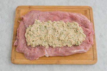 Stuffed Veal Roast, step 2: the filling on the opened veal