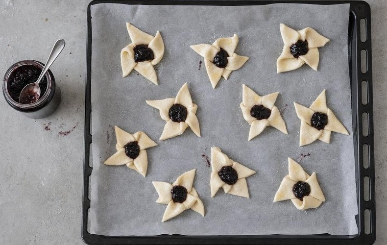 Sweet puff pastry pinwheels, step 3: adding the jam