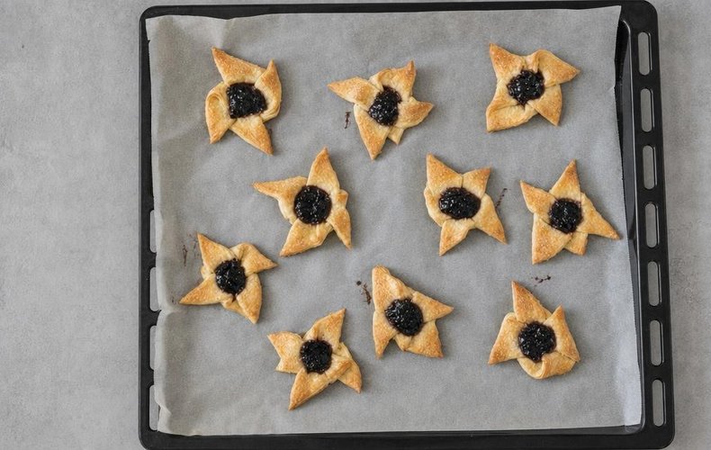 Sweet puff pastry pinwheels, step 5: golden pinwheels out of the oven