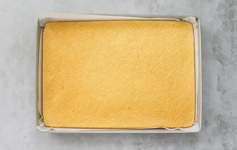 Tiramisù Roll Cake, step 2: the sponge sheet in the baking pan