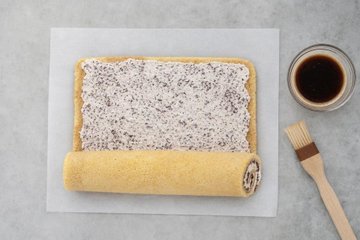 Tiramisù Roll Cake, step 3: filling and rolling the sponge
