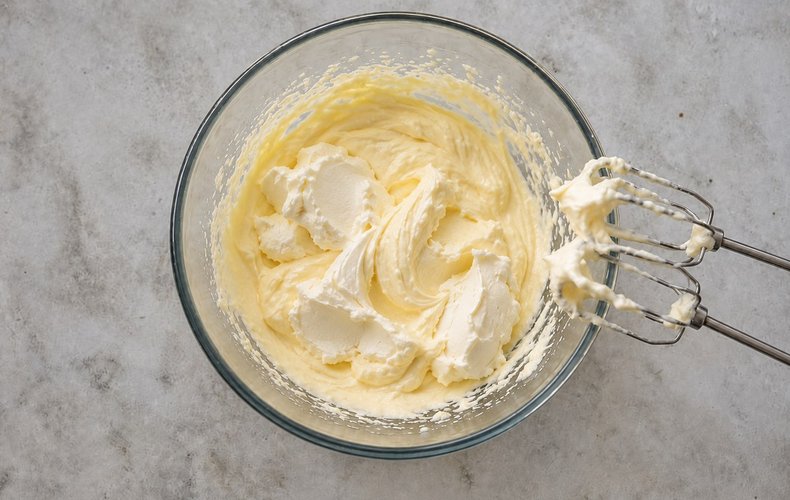 Tiramisu with Cantucci, step 2: egg yolks, sugar and mascarpone mixed into a cream