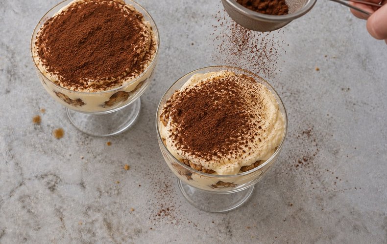 Tiramisu with Cantucci, step 6: filled cups dusted with cocoa powder
