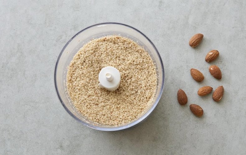 Torta Caprese, step 1: toasted almonds ground into flour